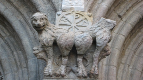 le monogramme du Christ avec les symboles inversés (portail sud)